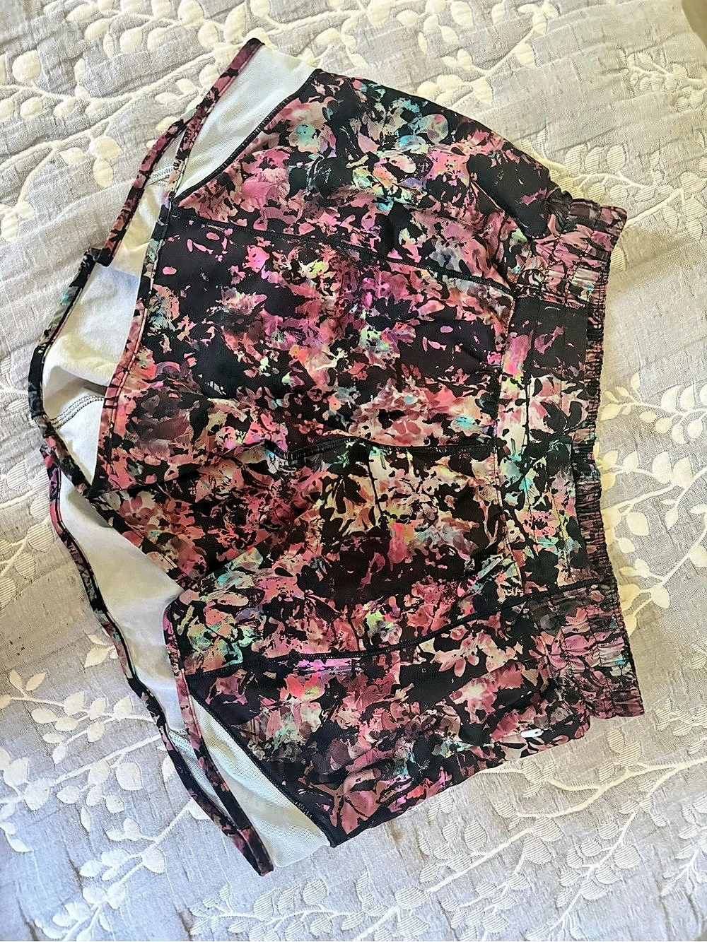 Lululemon Hotty Hots Low Rise Lined 4" SZ 8 Stencil Blossom